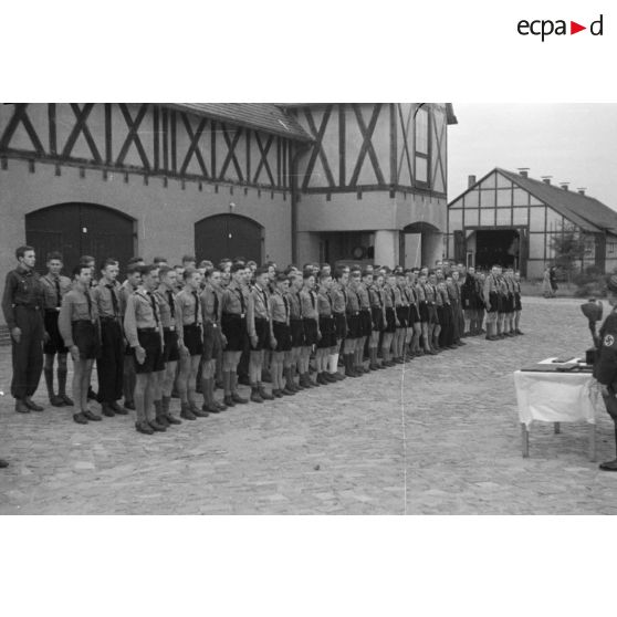 Lors d'une cérémonie du NSFK, à l'issue d'une compétition de modèles réduits, des membres des Hitlerjugend au garde-à-vous.