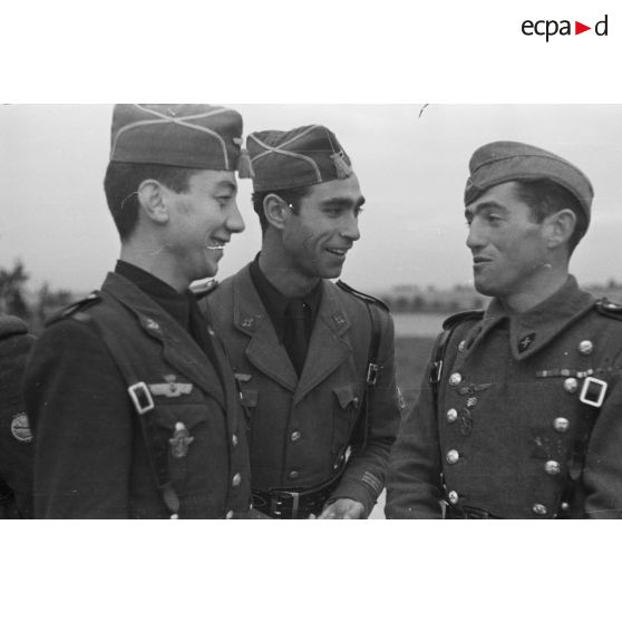 Trois aviateurs espagnols lors d'un programme d'échange entre les armées allemandes et espagnoles.