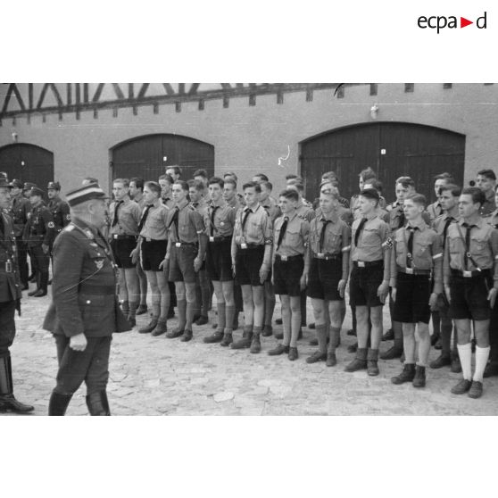 L'Obergruppenführer Karl Sauke du N.S.F.K. passe en revue des membres des Hitlerjugend au garde-à-vous.