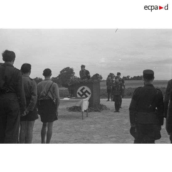 L'Obergruppenführer Karl Sauke du N.S.F.K. prononce un discours devant des membres des Hitlerjugend et du N.S.F.K.