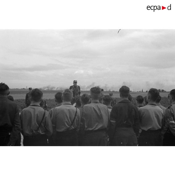 L'Obergruppenführer Karl Sauke du N.S.F.K. prononce un discours devant des membres des Hitlerjugend et du N.S.F.K.