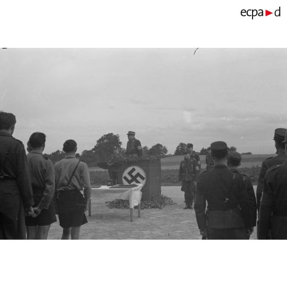 L'Obergruppenführer Karl Sauke du N.S.F.K. prononce un discours devant des membres des Hitlerjugend et du N.S.F.K.