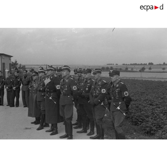 Des hauts dignitaires du N.S.F.K. écoutent le discours d'Obergruppenführer Karl Sauke.