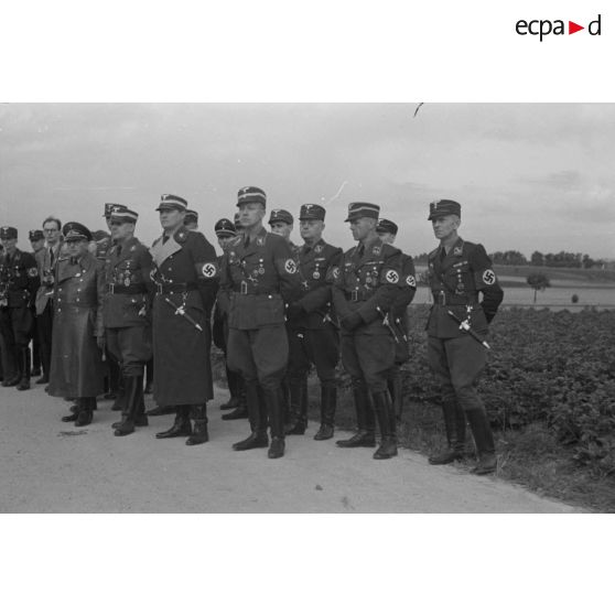 Des hauts dignitaires du N.S.F.K. écoutent le discours d'Obergruppenführer Karl Sauke.