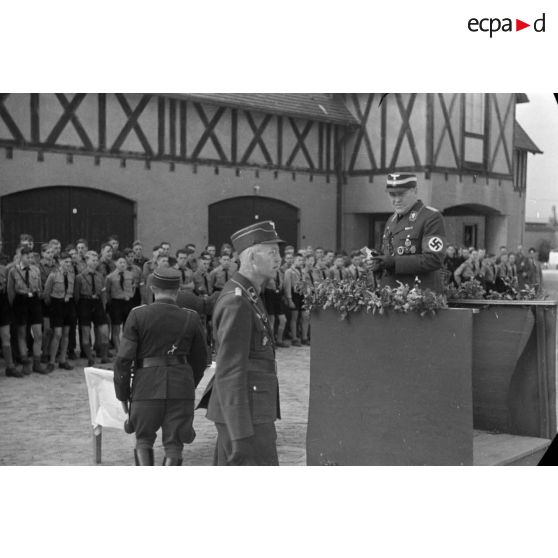 L'Obergruppenführer Karl Sauke du N.S.F.K. remet des prix à des cadres de l'association nazie.