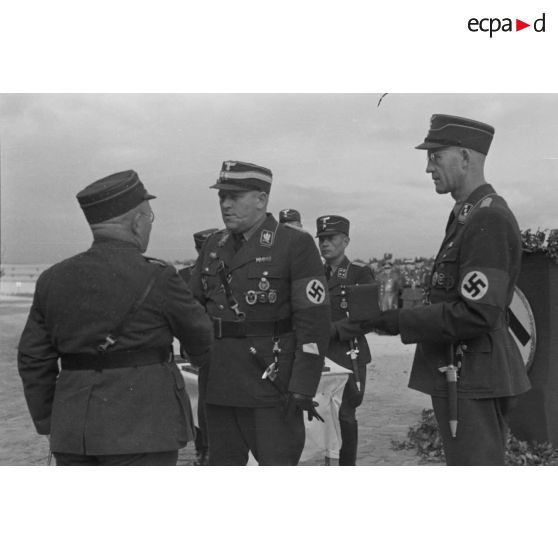 L'Obergruppenführer Karl Sauke du N.S.F.K. remet des prix à des cadres de l'association nazie.