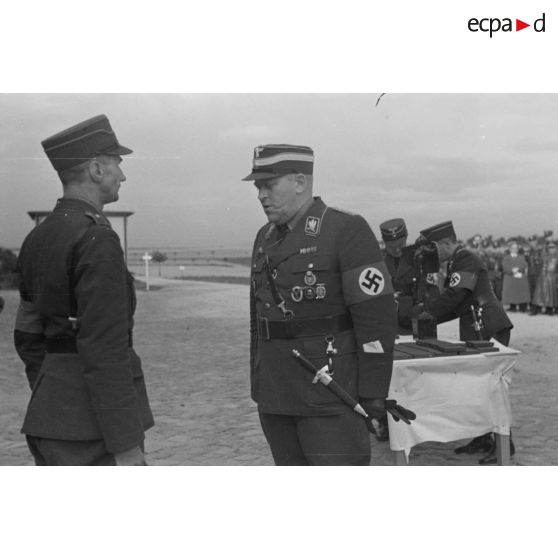 L'Obergruppenführer Karl Sauke du N.S.F.K. remet des prix à des cadres de l'association nazie.