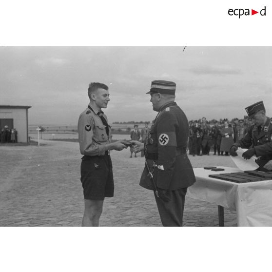 Le NSFK-Gruppenführer Karl Sauke remet des prix à des membres des Hitlerjugend.