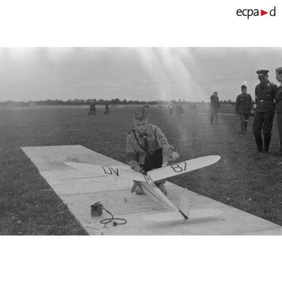 Un membre des Hitlerjugend installe son modèle réduit d'avion avant de le faire décoller.