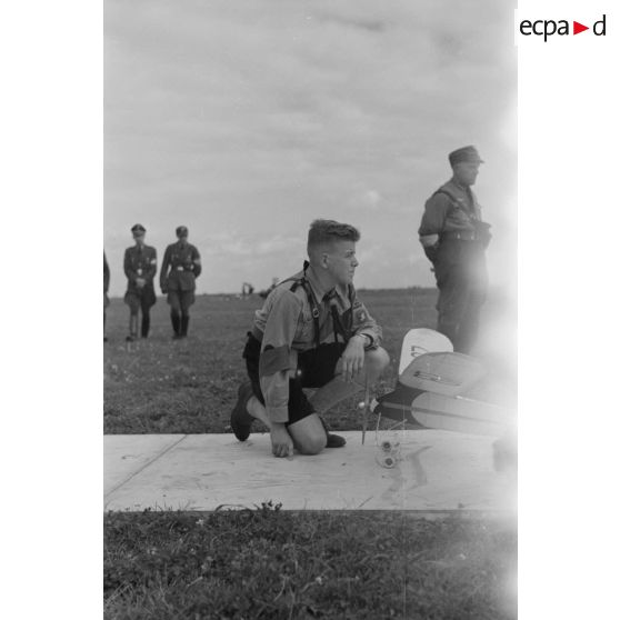 Un membre des Hitlerjugend installe son modèle réduit d'avion avant de le faire décoller.