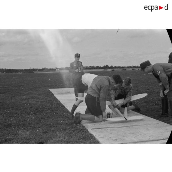 Un membre des Hitlerjugend installe son modèle réduit d'avion avant de le faire décoller.