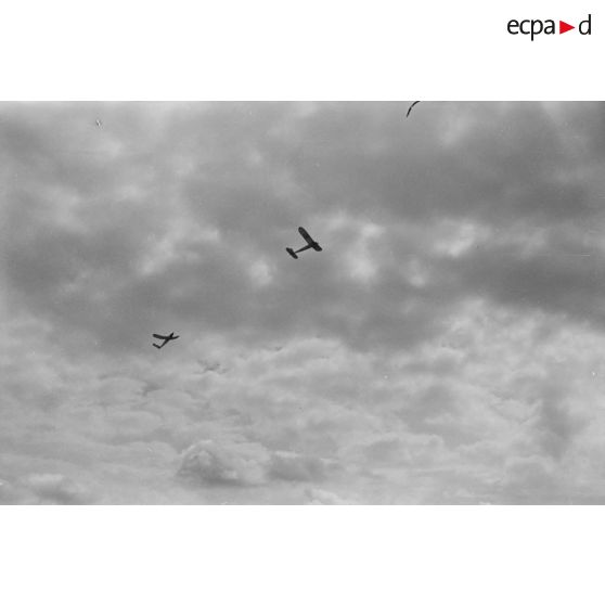 06. Deux modèles réduits d'avions en vol.