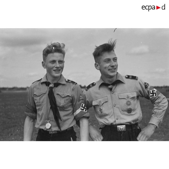 Deux membres de la Hitlerjugend, provenant du district de "Mitte Sachsen",  regardent les modèles réduits volant dans le ciel.