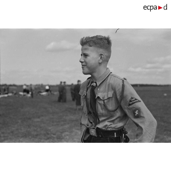 Un membre des Hitlerjugend, provenant du district de "Süd Württenberg" lors d'un concours de modèles réduits.