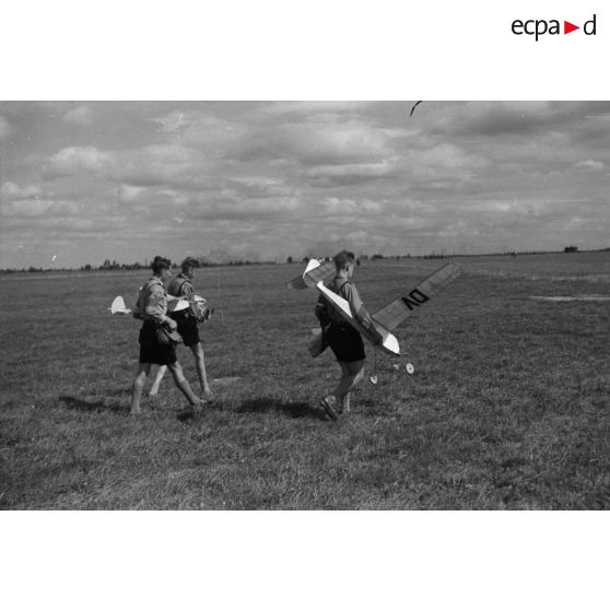 Des membres de la Hitlerjugend transportent leurs modèles réduits d'avions.