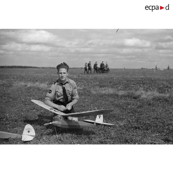 Des membres de la Hitlerjugend mettent une dernière main à leurs modèles réduits d'avions.