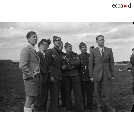 Des aviateurs espagnols et des civils assistent aux évolutions des modèles réduits d'avions construits par des membres de la Hitlerjugend.