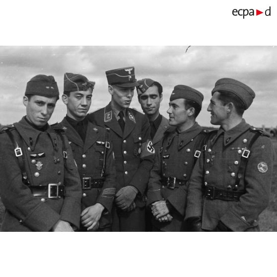 Photo de groupe des pilotes espagnols, en compagnie d'un jeune Obersturmführer du N.S.F.K., provenant du Gruppe n°3 "Nordwest" de la région de Hambourg.
