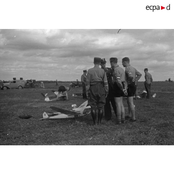 Deux membres du N.S.F.K. dont un jeune Obersturmführer, s'entretiennent avec des membres de la Hitlerjugend.