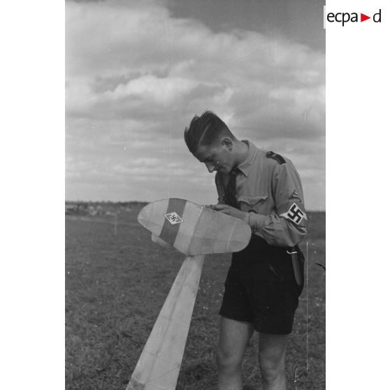 Un membre de la Hitlerjugend provenant du district de "Mittelland", vérifie l'empennage de son modèle réduit d'avion