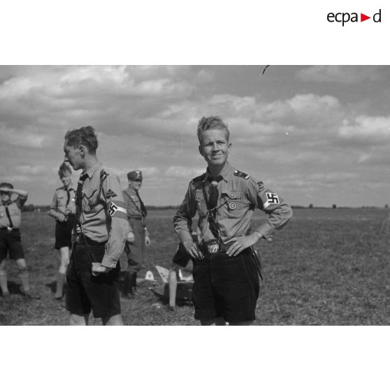 Deux membres de la Hitlerjugend provenant du district de "Suedost Steiermark" lors du concours de modèles réduits d'avions.