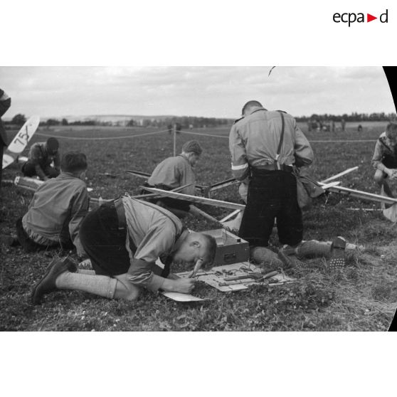 Un membre de la Hitlerjugend travaille sur l'aile de son modèle réduit d'avion.