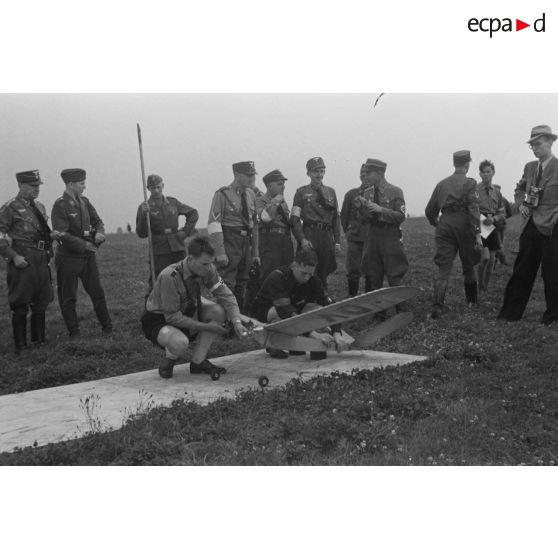Deux membres de la Hitlerjugend s'apprètent à faire décoller leur modèle réduit d'avion.