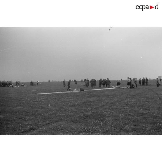 Vue générale d'une aire de décollage des modèles réduits d'avions.