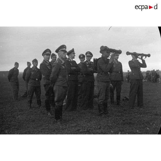 Des personnels de la Luftwaffe, dont de nombreux membres des services administratifs, assistent au concours de modèles réduits d'avions.