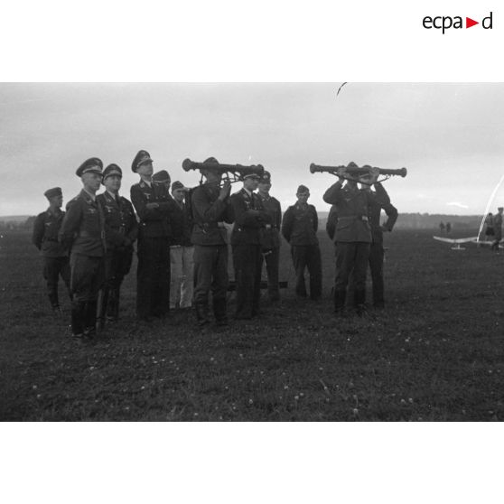 Des personnels de la Luftwaffe, dont de nombreux membres des services administratifs, assistent au concours de modèles réduits d'avions.