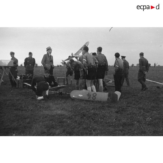 Des membres de la jeunesse hitlérienne (Hitlerjugend) s'occupent de leurs modèles réduits.