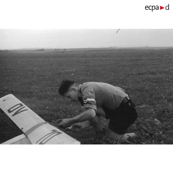 Un membre des Hitlerjugend prépare son modèle réduit avant le décollage.