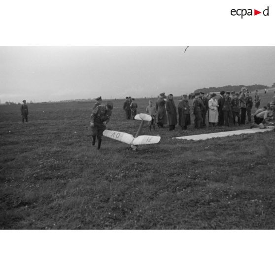 L'aire de décollage des modèles réduits. Une maquette a fait un cheval de bois.