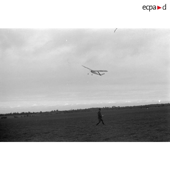 Un modèle réduit d'avion en vol.