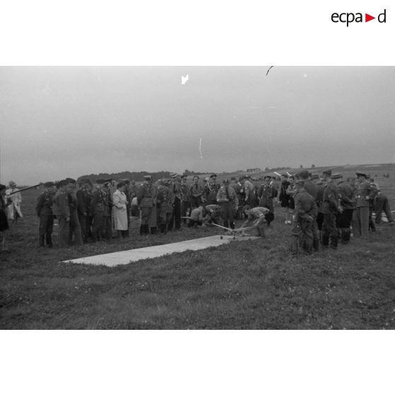 Un foule composée de civils, de membres de la Luftwaffe et du N.S.F.K. assistent au décollage et aux évolutions des modèles réduits lancés par des membres de la Hitlerjugend.