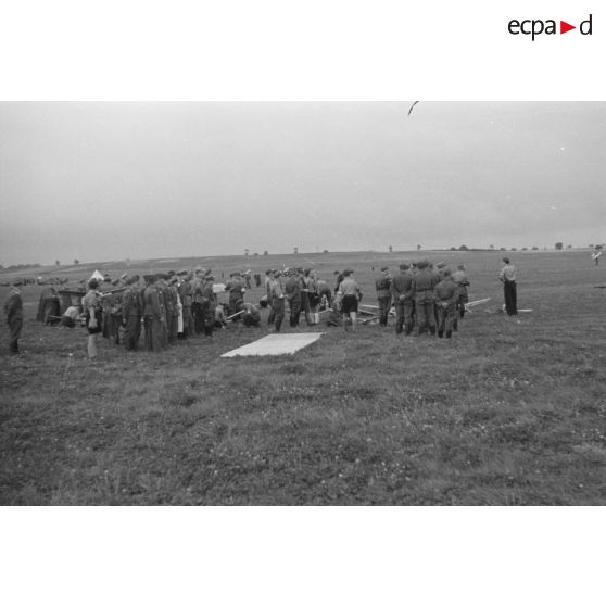 Un foule composée de civils, de membres de la Luftwaffe et du N.S.F.K. assistent au décollage et aux évolutions des modèles réduits lancés par des membres de la Hitlerjugend.