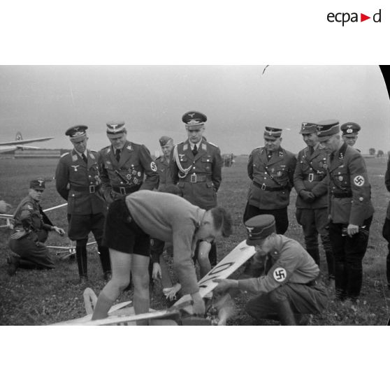 Parmi les autorités du NSFK, on reconnaît Dr. Otto Zimmermann à gauche entre les deux officiers de la Luftwaffe.