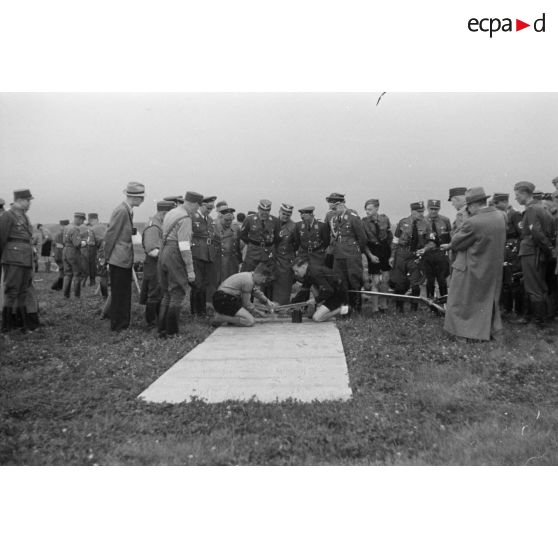 Un foule composée de civils, de membres de la Luftwaffe et du N.S.F.K. assistent au décollage et aux évolutions des modèles réduits lancés par des membres de la Hitlerjugend.