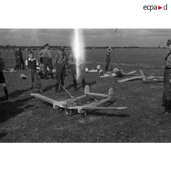 Modèles réduits d'avions de membres de la Hitlerjugend posés au sol.