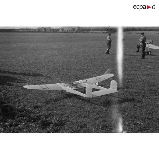 Modèles réduits d'avions de membres de la Hitlerjugend posés au sol.