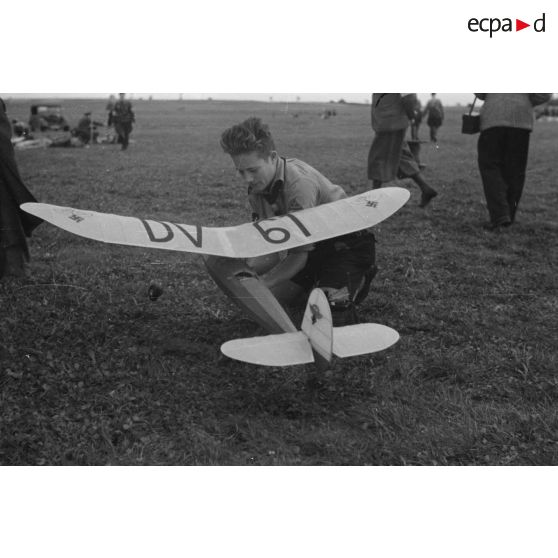 Un membre de la Hitlerjugend s'apprète à faire décoller son modèle réduit d'avion.