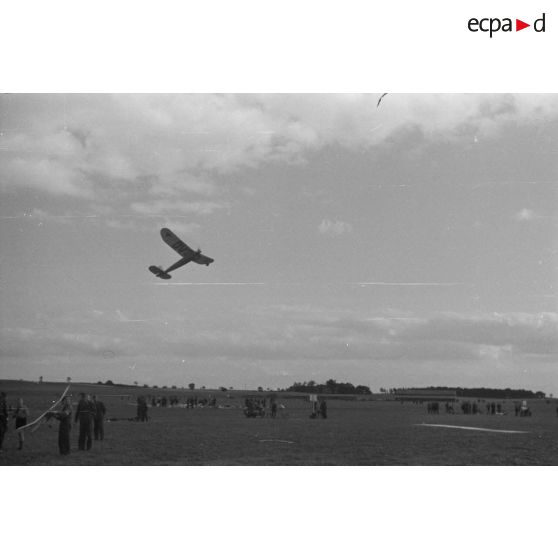 Un modèle réduit d'avion décolle.