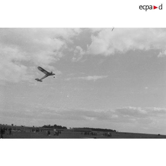Un modèle réduit d'avion en vol.