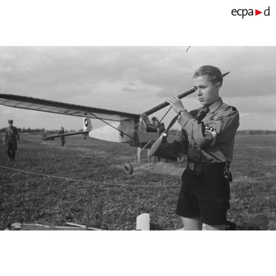 Un membre de la Hitlerjugend présente son modèle réduit au photographe.