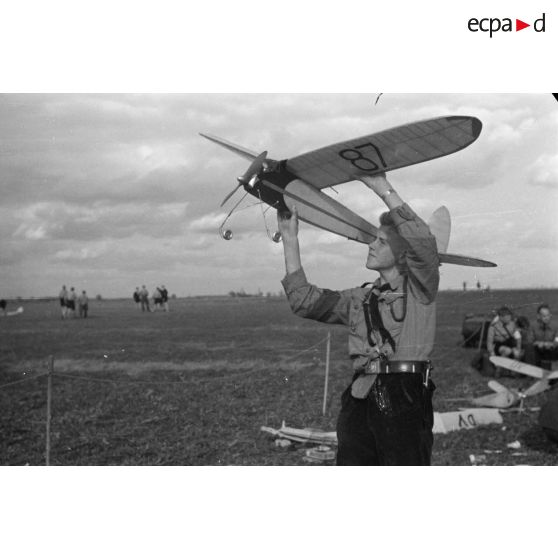 Un membre de la Hitlerjugend, provenant du district de "Süd Wurttenberg", présente son modèle réduit au photographe.