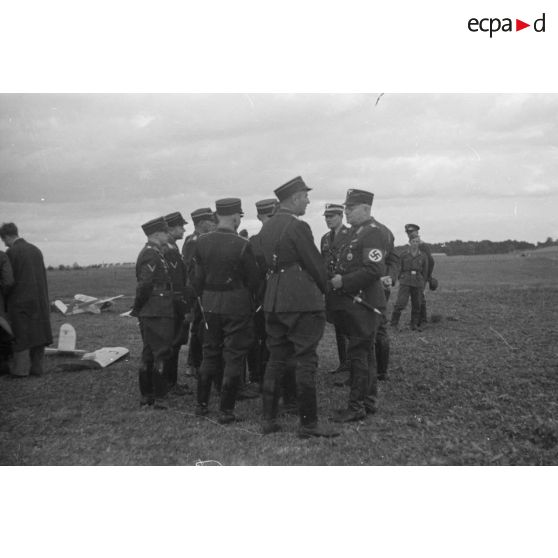 Un groupe d'officiers du Nationalsozialistischen Flieger-Korps (N.S.F.K.) en discussion.