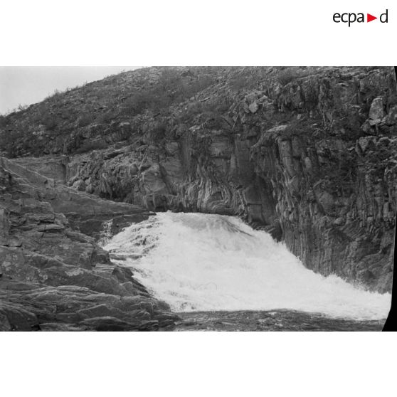 Des officiers de la Luftwaffe pèchent dans un cours d'eau montagneux en Finlande.