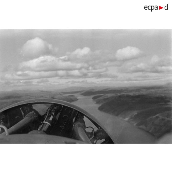 Survol d'un cours d'eau dans un paysage montagneux de Finlande par un avion allemand, sans-doute un Junkers W 34.