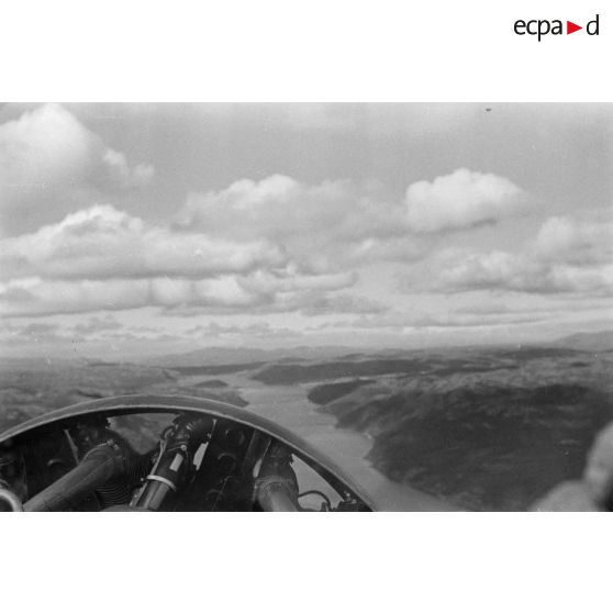 Survol d'un cours d'eau dans un paysage montagneux de Finlande par un avion allemand, sans-doute un Junkers W 34.