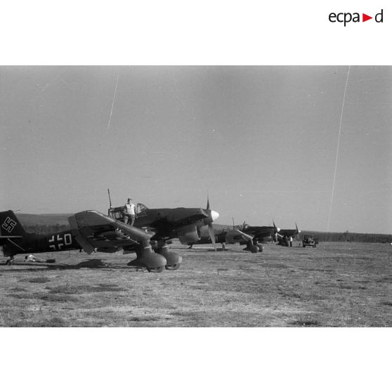 Trois Ju-87-B Stuka du I-StG-5, sur leur aérodrome ( Kirkenes ? ) prêts à décoller.